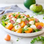 Insalata di melone con prosciutto di pollo mozzarella e rucola